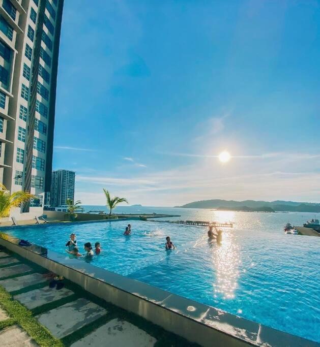 קוטה קינבלו Sea&Pool View Stunning Homestay, Wifi, Netflix Near Malls, Jetty, Convenient Stores מראה חיצוני תמונה